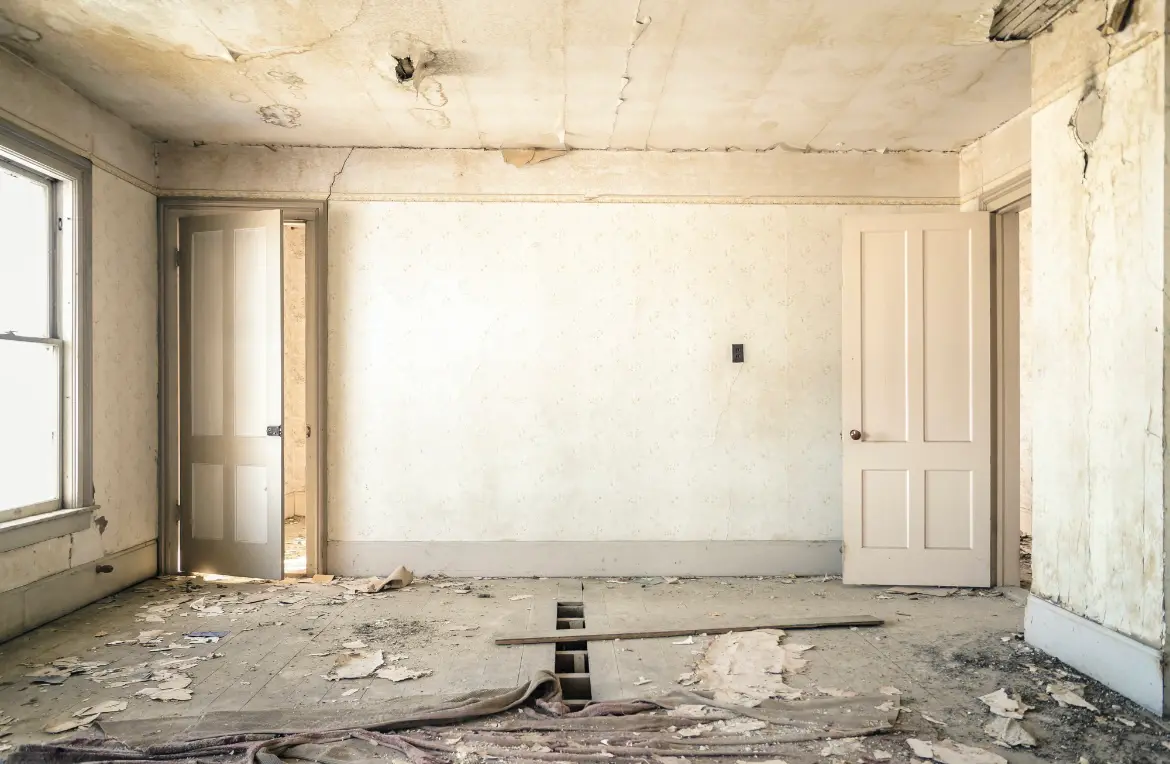 Waste disposal crew managing a cleanout project in Country Club